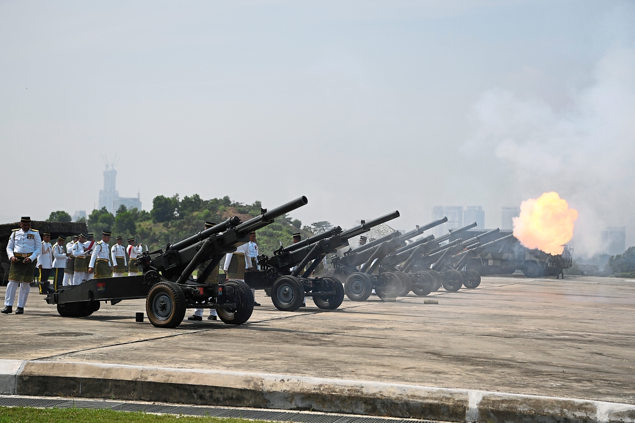 Marking the moment: Personnel from Unit 41 Battery of the Royal Artillery Regiment firing the 21-gun salute in conjunction with the  installation ceremony. —Bernama