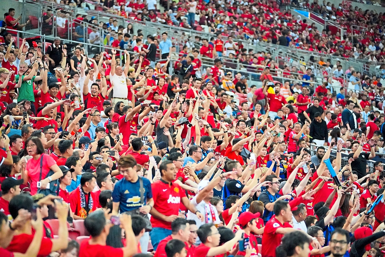 Community Sports Football Fans Go Gaga In Singapore The Star