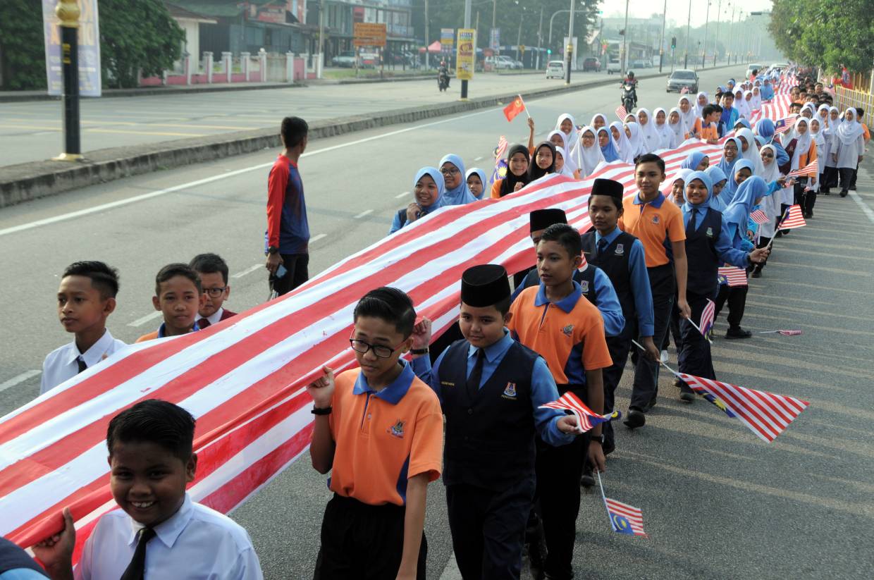 Part of the 1156 pupils of Sekolah Kebangsaan Mergong were seen parading with the 120-metres giant jalur gemilang at the main road of Seberang Jalan Putera for a distance of about 500 metres in Alor Setar, Kedah, August 4, 2019. G.C.TAN/The Star