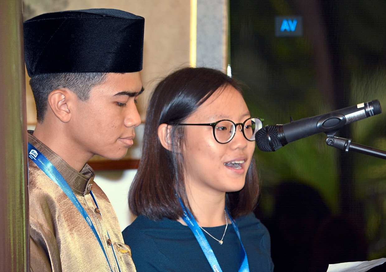 Luqman and Yap Keyin thanking the organisers on behalf of the other Asia Kakehashi Project 2019 recipients.