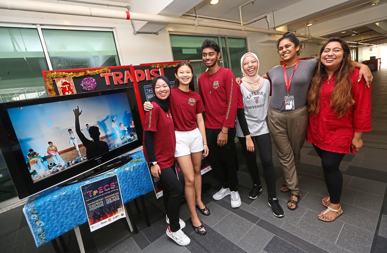 (Standing from left) Nurul Arianna, Chean, Teejes, Syahirah Medinna, adviser Navitra G. Selvakumar and Chalani with a preview of their video at Taylor’s University.