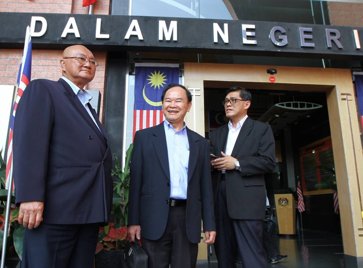 Johor Dong Zong chairman Tan Tai Kim (centre) with and Dong Zong vice president Yang Yin Chong (left) and aslo their lawyer KF Wong at the Home Ministry in Putrajaya.  - MOHD SAHAR MISNI/The Star