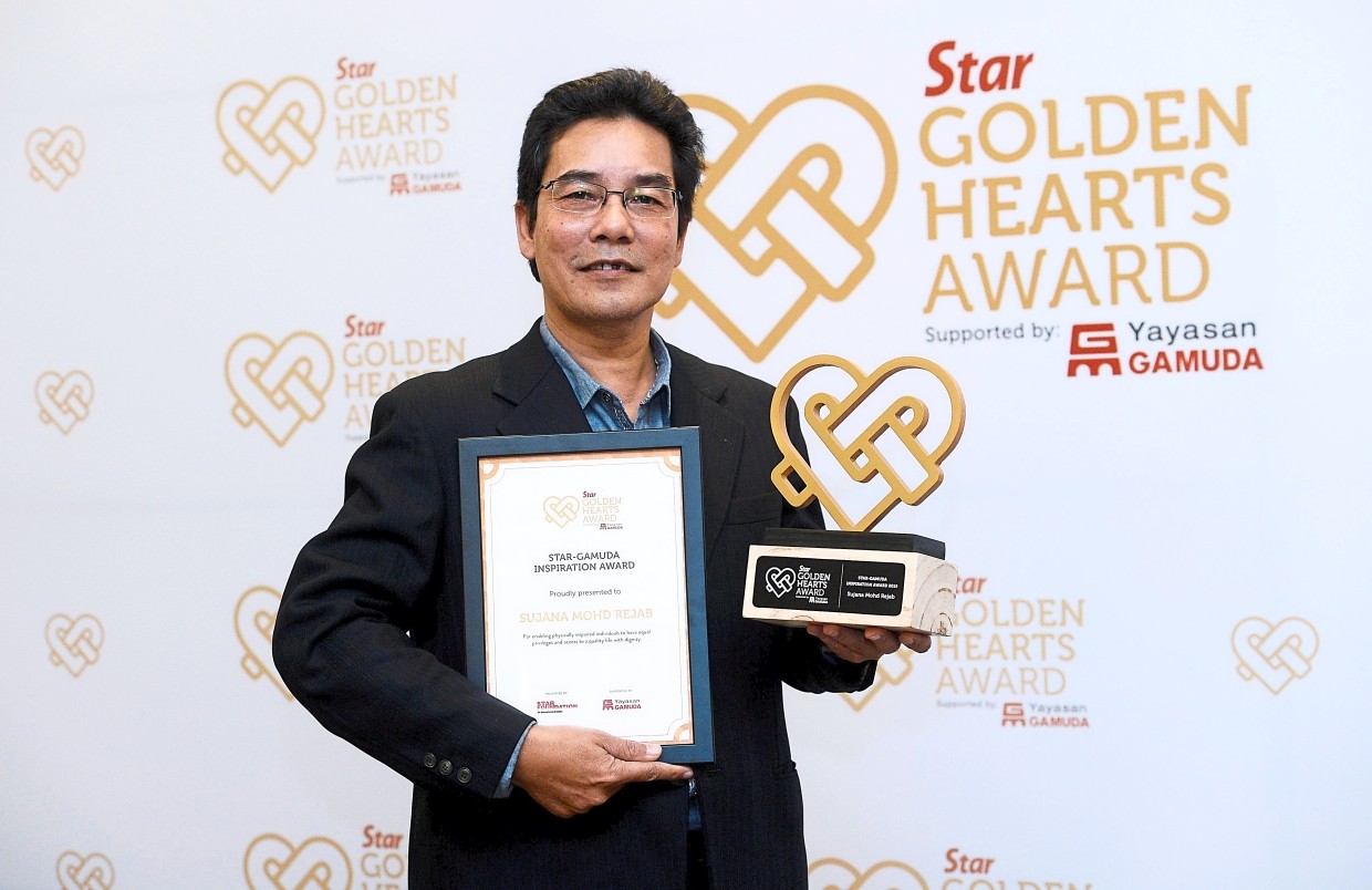 A job well done: Sujana with the Star-Gamuda Inspiration Award winning RM50,000 for his cause.