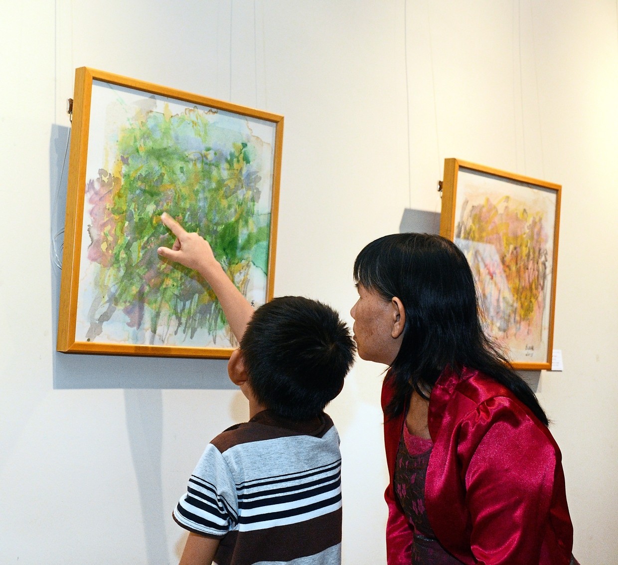 Visitors checking out Goh’s artworks at his ‘Cresting the Waves’ solo exhibition.