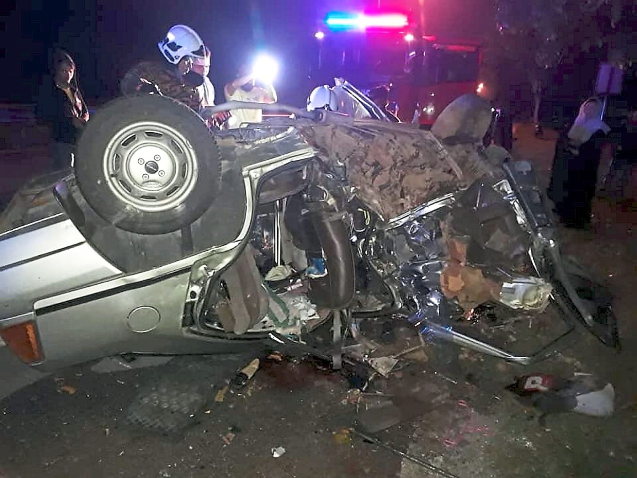 Two students killed after car crashes into tree | The Star
