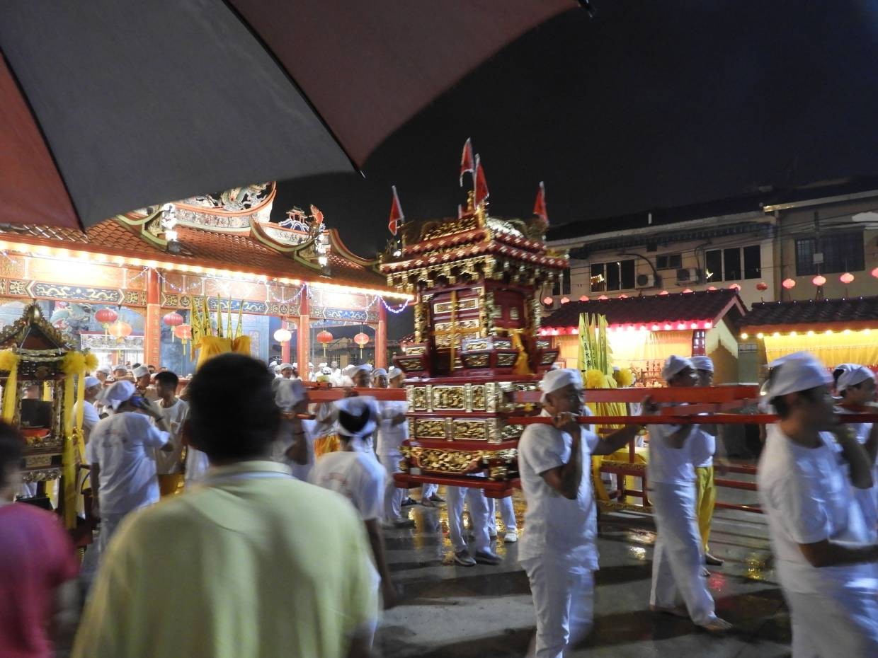 Devotees are carrying the shrine for the ritual preparation to welcome the deities into the temple at Hong Shan Shi temple in Telok Pulai, Klang. ANG ENG TAT / The Star