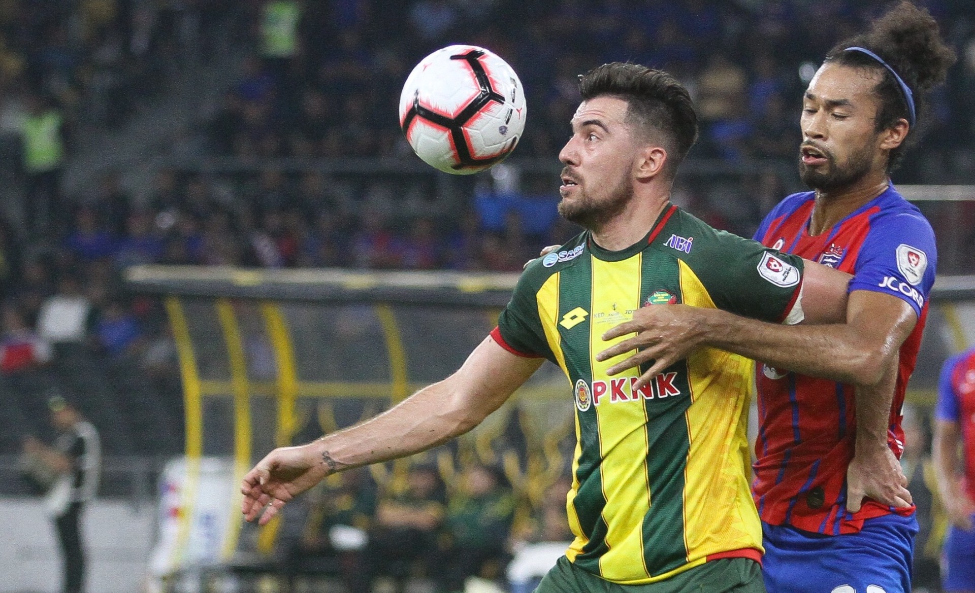 JDT\'s Corbin Ong (right) fights for the ball with Kedah\'s Jonathan Bauman (left) during the Malaysia Cup final at the National Stadium in Bukit Jalil, November 2, 2019. MUHAMAD SHAHRIL ROSLI/The Star