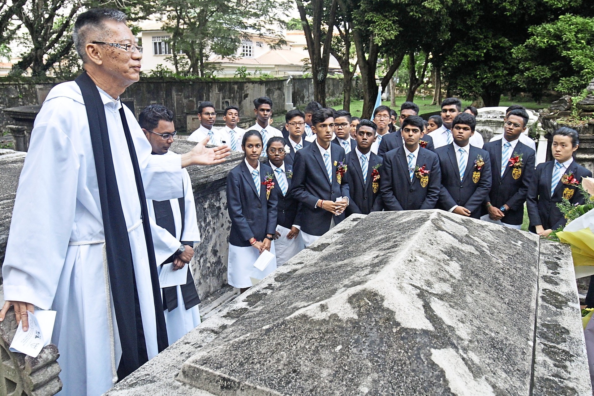 St George’s Church clergy Ho Kong Eng (left) reciting Bible passages at the memorial service.
