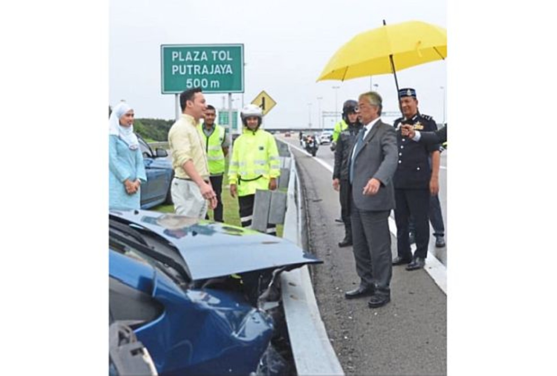 King stops entourage to check on two accidents The Star