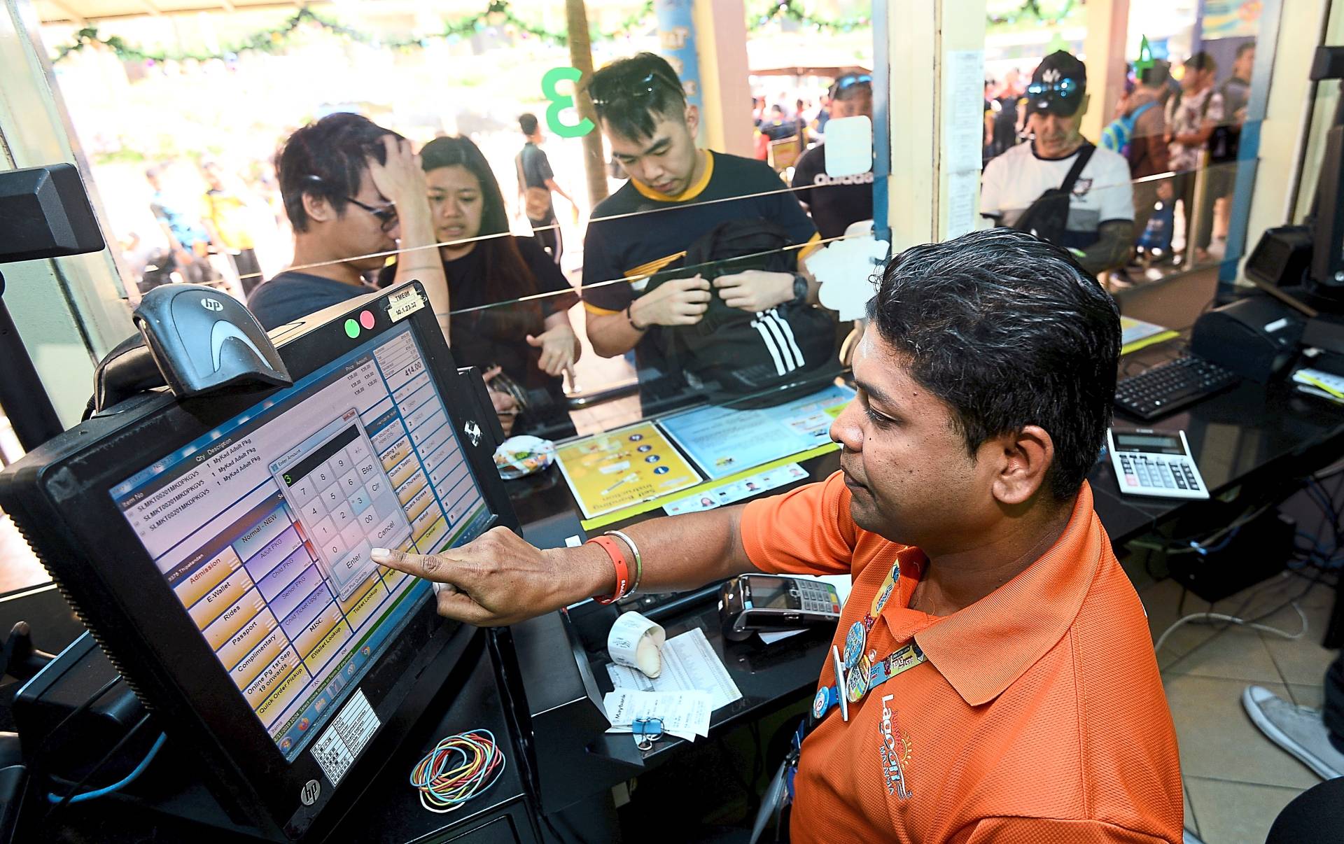 Although the park opens at 10am, the ticketing counter opens as early as 9am during peak season.