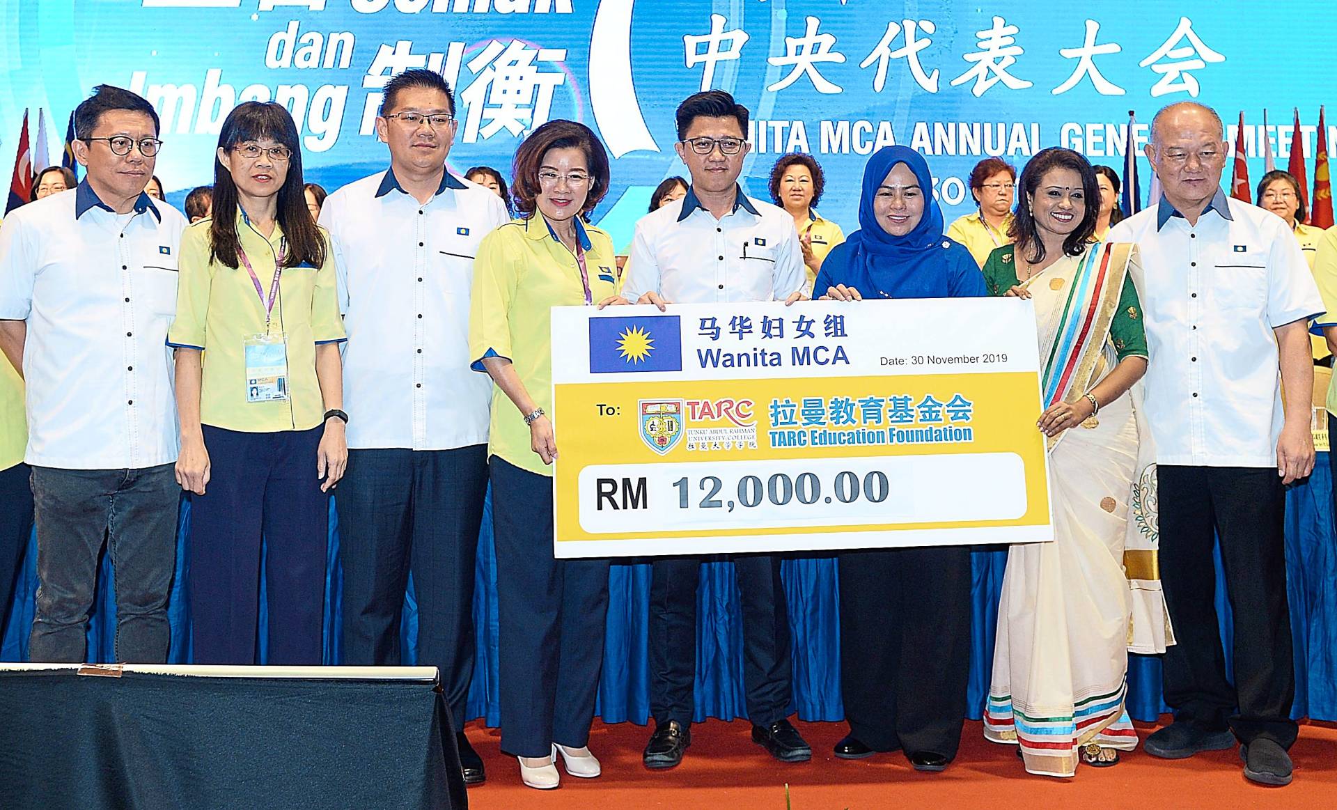 All smiles: Heng (fourth left) presenting a mock cheque of RM12,000 collected from Wanita’s pre-AGM dinner and fundraiser to Chong (fifth left). Looking on are Wanita Umno chief Datuk Dr Noraini Ahmad, Wanita MIC chief J. Usha Nandhini and other guests during the 44th Wanita MCA annual general meeting at Wisma MCA in Kuala Lumpur.