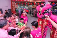 Shopping treat for poor kids