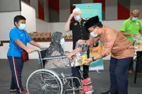 Bread manufacturer shares festive cheer with poor