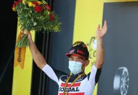 Australian Ewan wins tight sprint as Sagan gets relegated