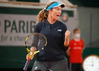 Collins knocks out former champion Muguruza to reach last 16