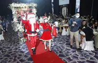 Santa Claus delivers nice wedding surprise