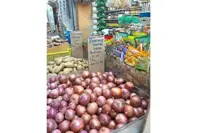 Consumers shun pricey red onions from India