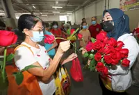 Kajang rep thanks women with roses at Cheras market