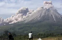 Indonesia's Mount Sinabung ejects hot clouds in new eruption