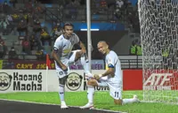 Veterans Bobby and Amri stop Giants from trampling Rhinos