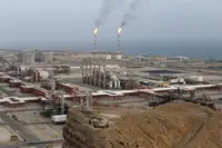 Iran stores more oil on tankers as it prepares to enter markets