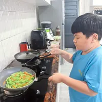 Malaysian parents are teaching their kids how to cook during the lockdown
