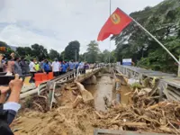 PM visits areas affected by flash floods in Kedah