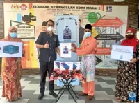 Foundation donates 75 tablets to needy students