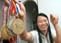 Lee Peng chooses to be independent by selling goods on street