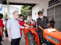 Dr Wee hands over bulldozers, fertilisers to Yong Peng farmers