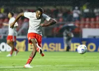 Soccer-Internacional condemn threat sent to midfielder Edenilson