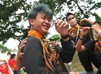 Young divers creating   waves in Hanoi