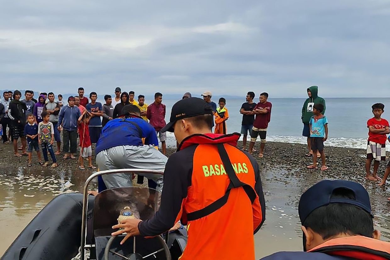 Indonesian SAR (Basarnas) shows a rescue team searching for victims of a ferry that sank in bad weather with 77 passengers and crew on board, at the waters of Maluku islands on Tuesday (July 19). Seach now ongoing for 13 missing pasengers. - AFP
