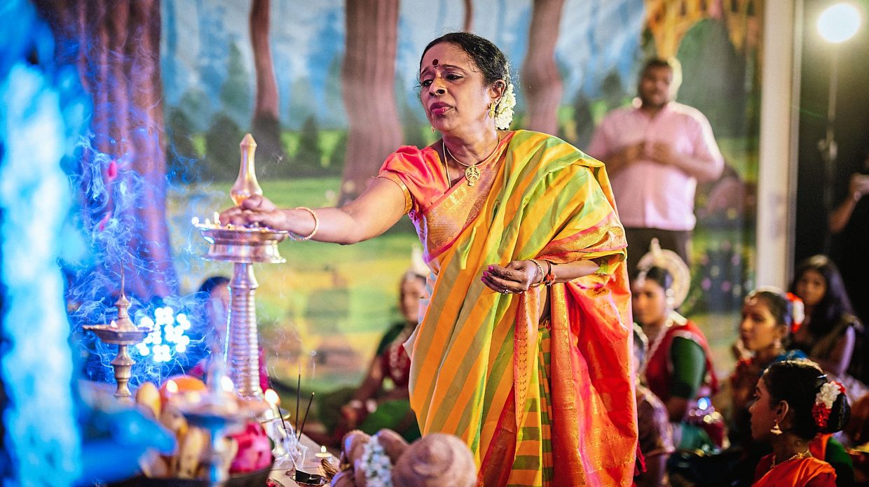 Shangita, founder and artistic director of Kalpana Dance Theatre, lighting the lamp in preparation for pre-performance prayers at 'Srajam: A Garland Of Nritya'. Photo: Noveen Mannath 