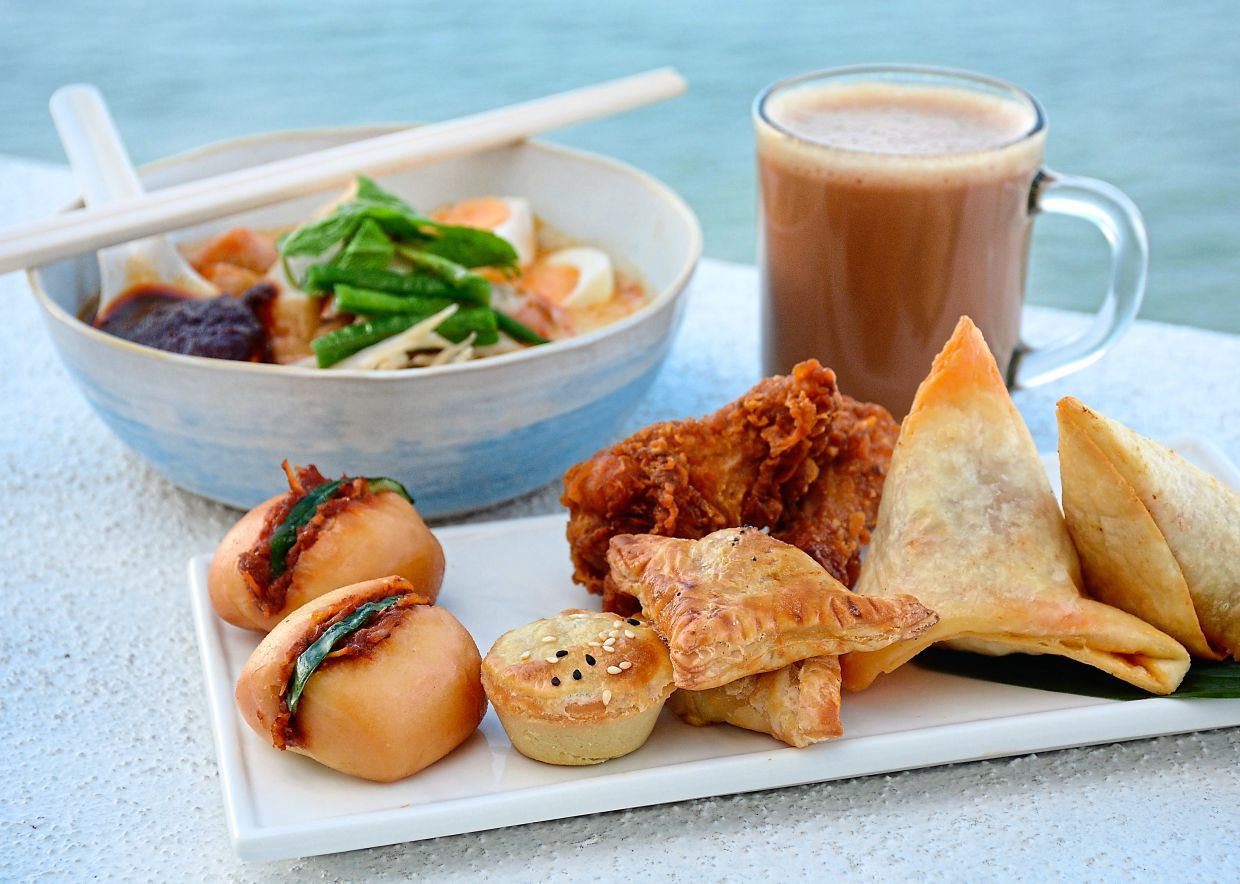Planters Lounge’s Sunday Asian Hi-Tea buffet offers a variety of tasty bites, local noodle dishes and free flow of selected beverages.