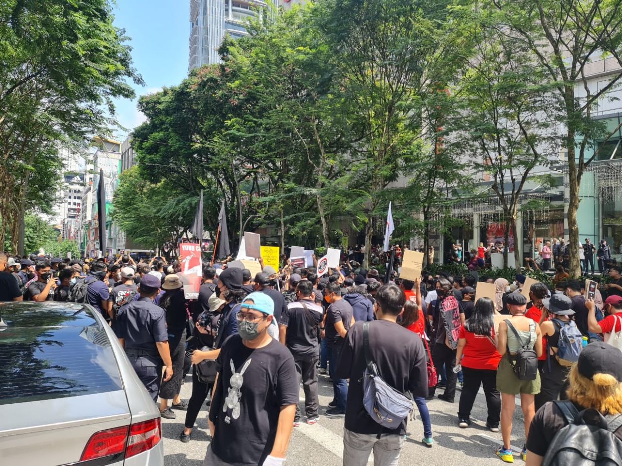 Protesters gather outside mall, chanting slogans against price hikes - Vimarsana News