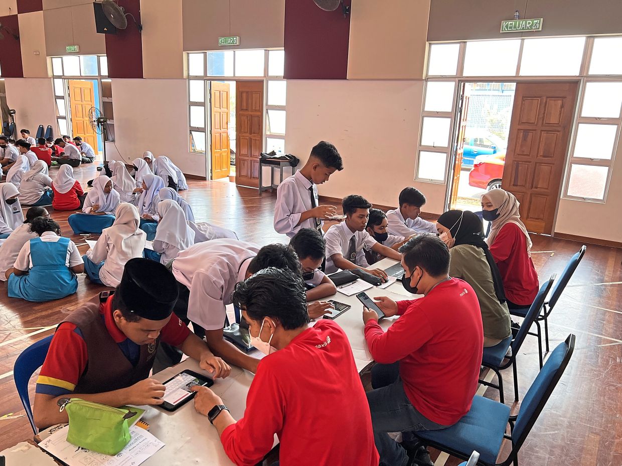 Students at SMK Taman Scientex in Pasir Gudang, Johor Baru, registering on Maxis eKelas portal.