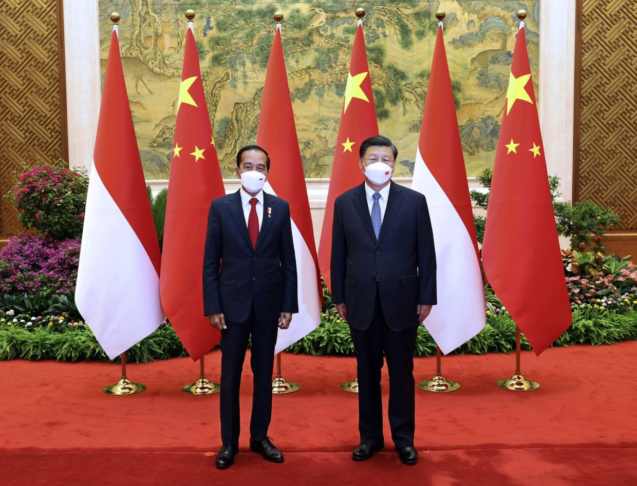 Indonesian President Joko Widodo (left) and Chinese President Xi Jinping, right, pose for a photo during a meeting at the Diaoyutai State Guesthouse in Beijing, Tuesday, July 26, 2022. - Xinhua