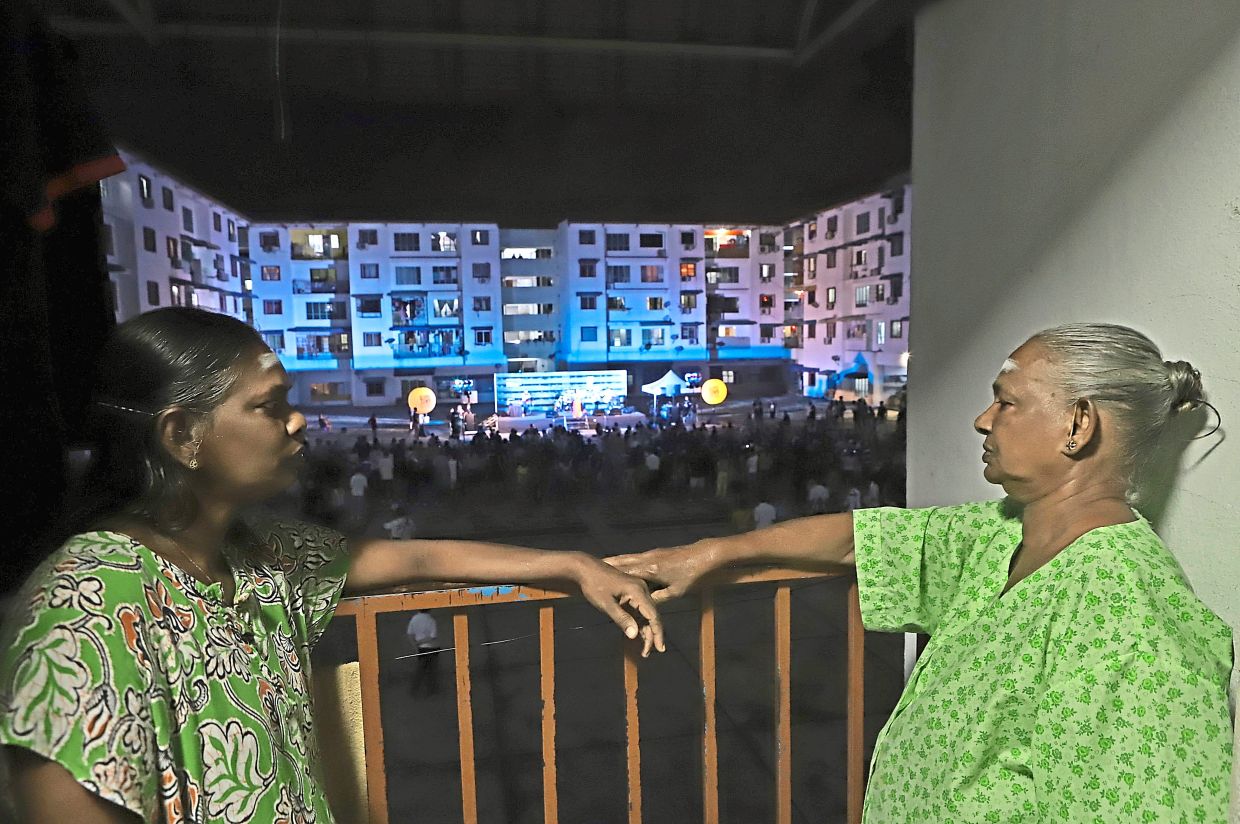 Sundre (left) and her mother Saroja enjoying the Macallum Rooftop Concert from the balcony of their flat.