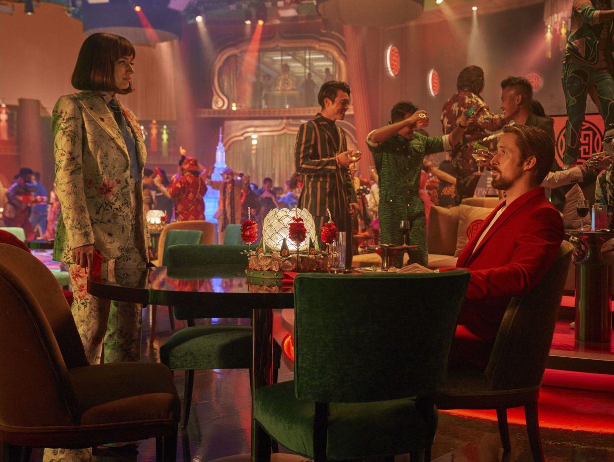 Are the Russos actively trying to make us look as un-sexy as possible?