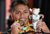 Sultan Ibrahim congratulates Mohamad Aniq for winning country's first gold