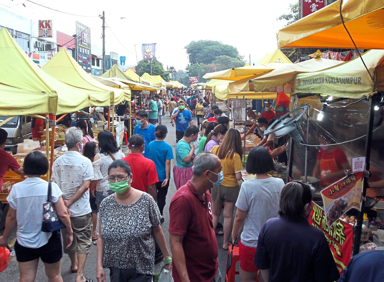 On a typical trading day, the Kepong Baru night market sees traders taking up 90% of the lots available. — Photos: CHAN TAK KONG and SS KANESAN/The Star