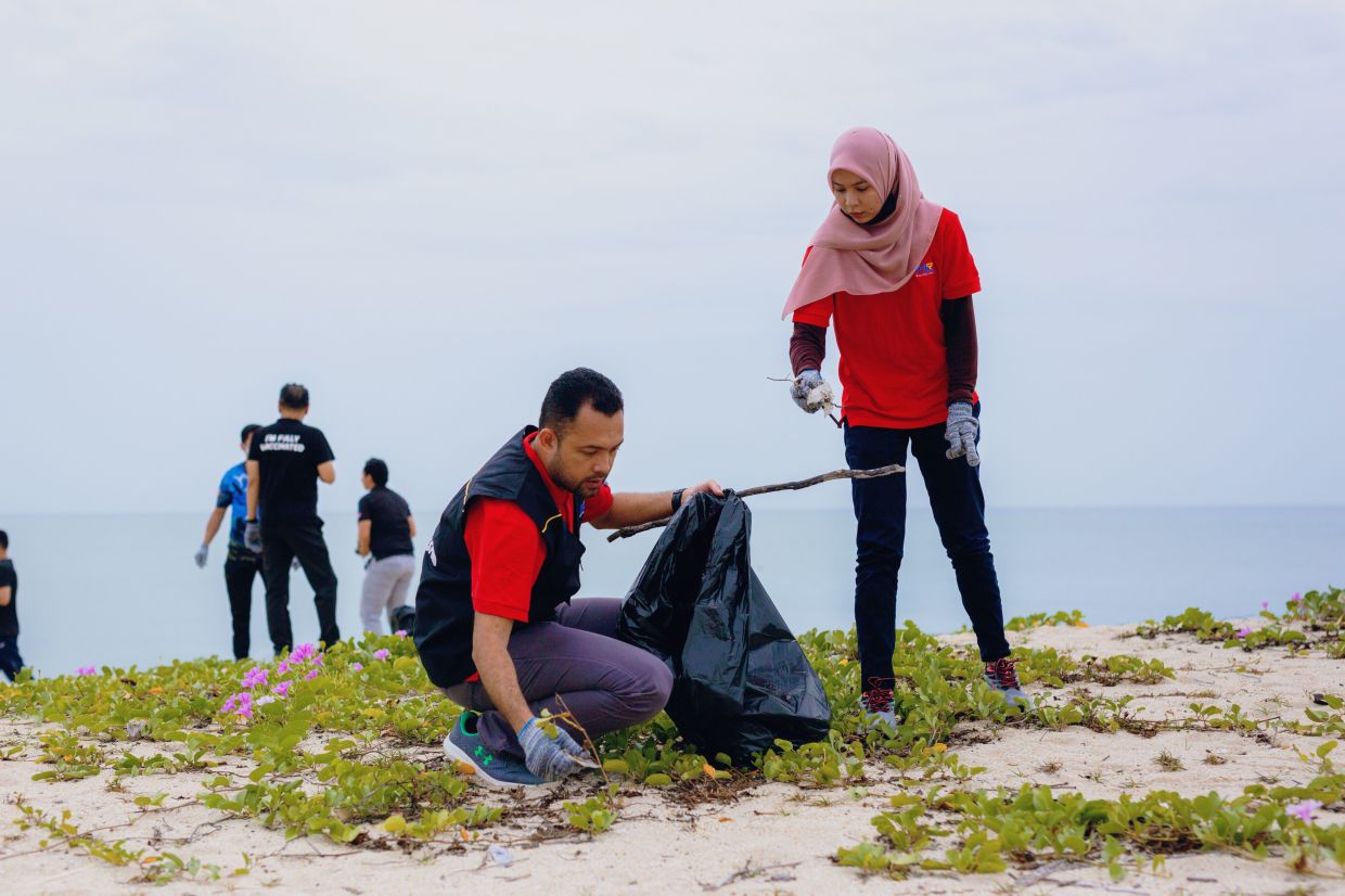 A community beach clean-up took place on Pantai Batu Buruk prior to the main event. 