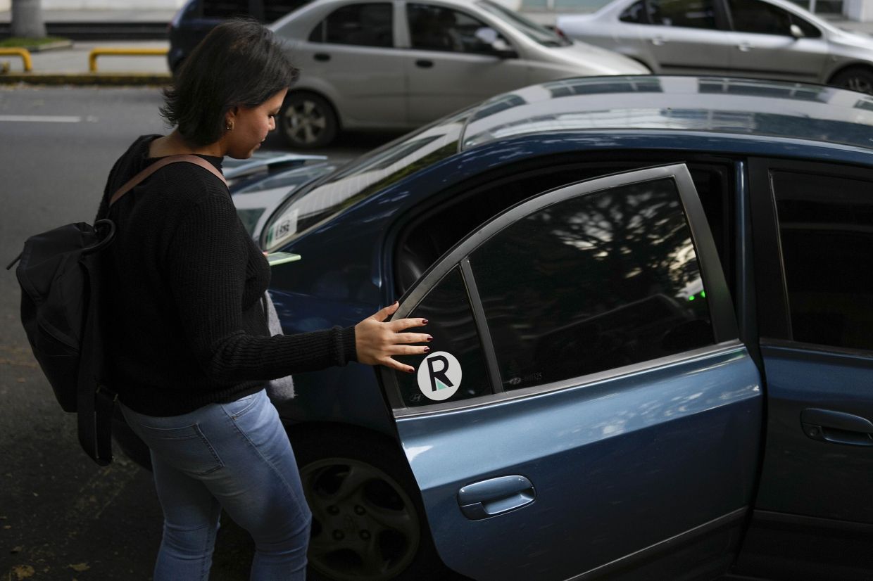 Ride-sharing apps rise in Venezuela as public transit decays - Vimarsana News