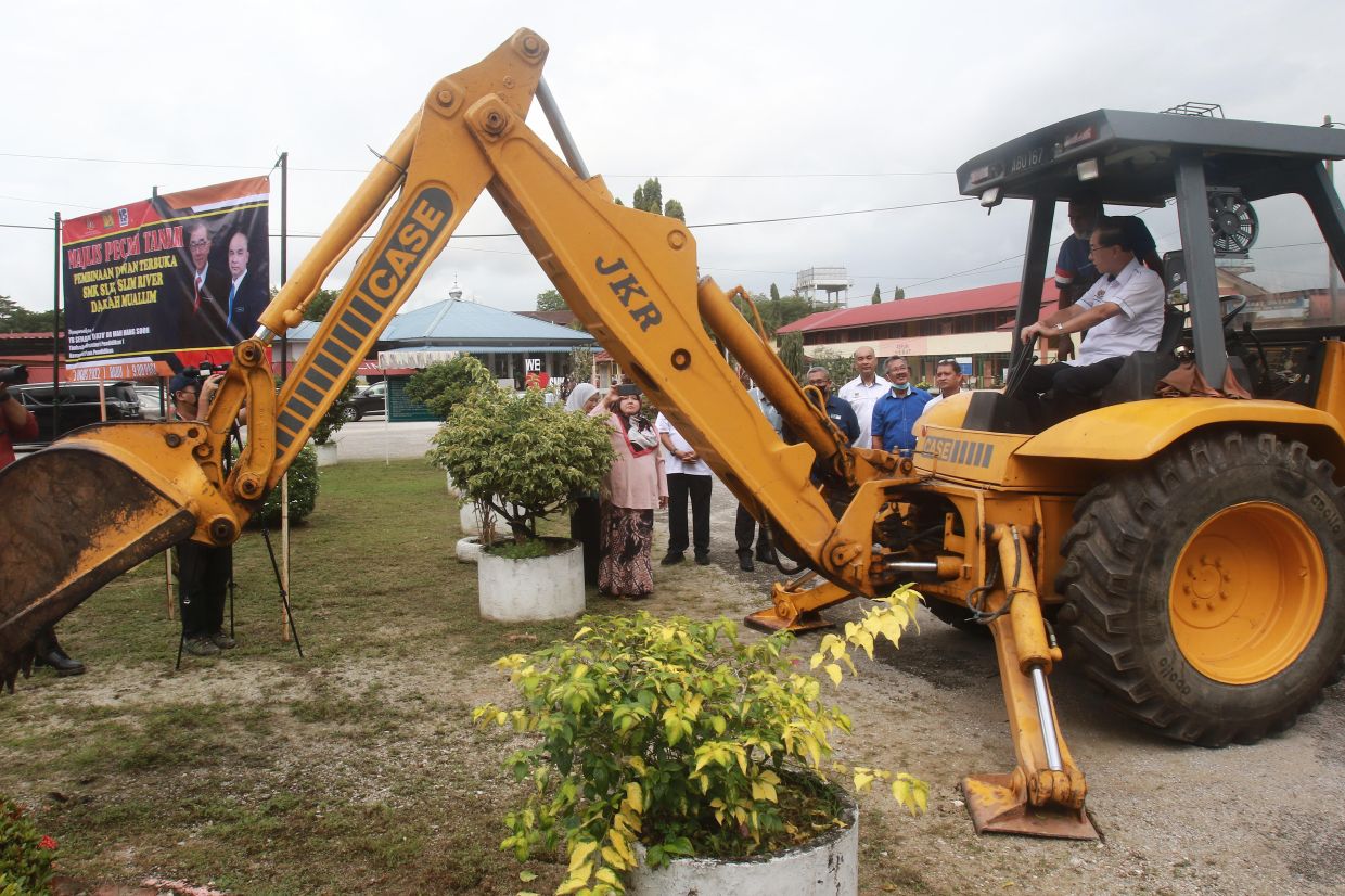 Deputy Education Minister Datuk Mah Hang Soon officiate launching the ground breaking ceremony for the school hall at SMK Slim.