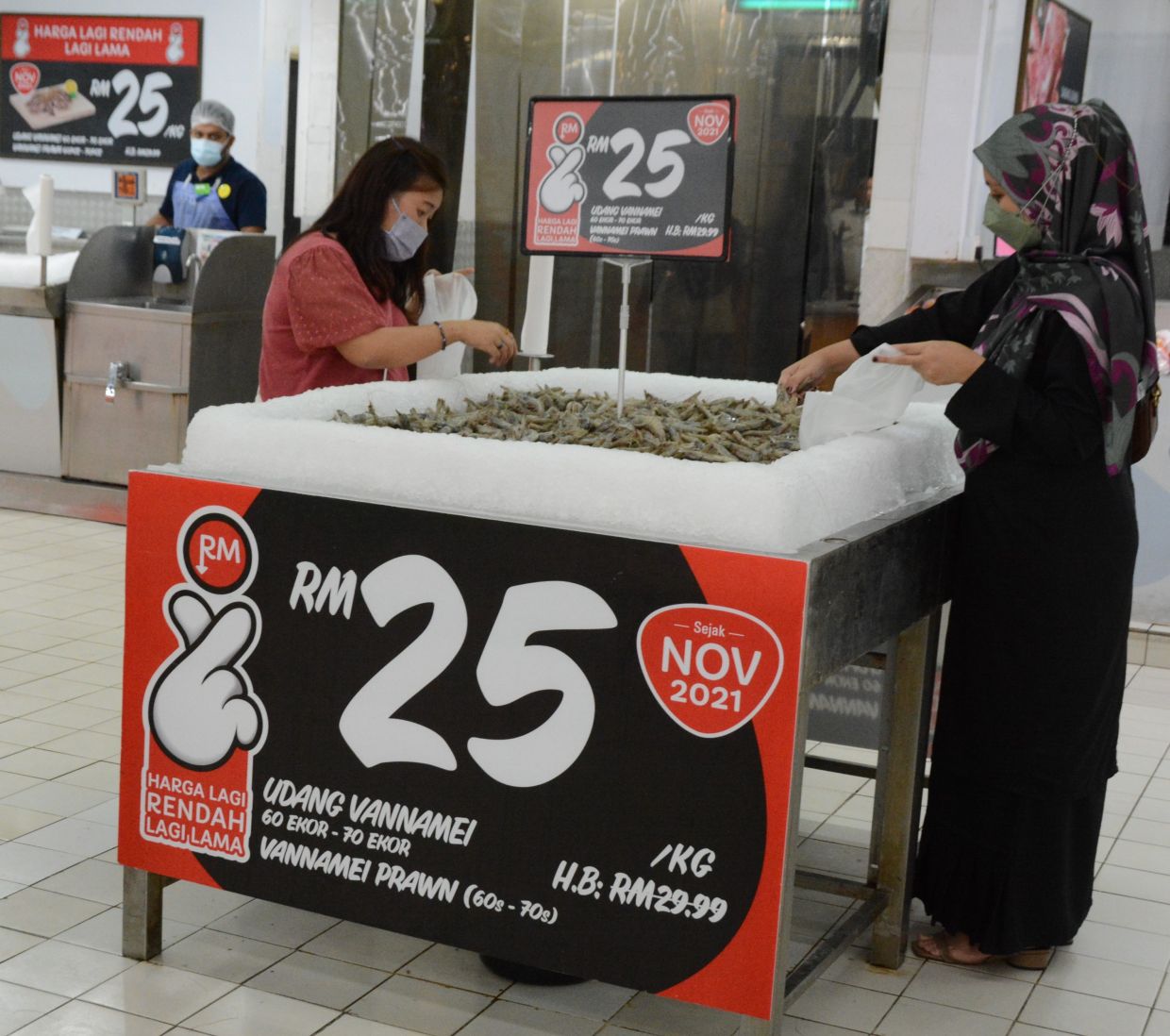 Where else but Giant stores for vannamei prawns at RM25 per kg.