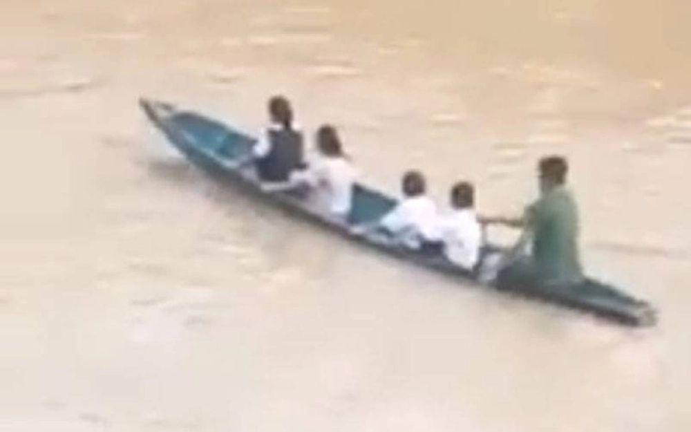 Sabah schoolkids take boat across river after bridge swept away - Vimarsana News