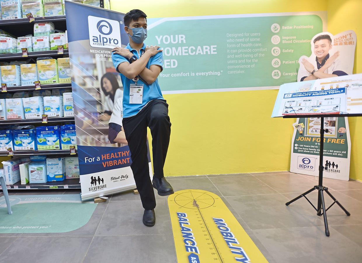Chang shows how to do a simple balance test on one leg; if you can stand like this on each leg for 30 seconds respectively, then your balance is fine.
