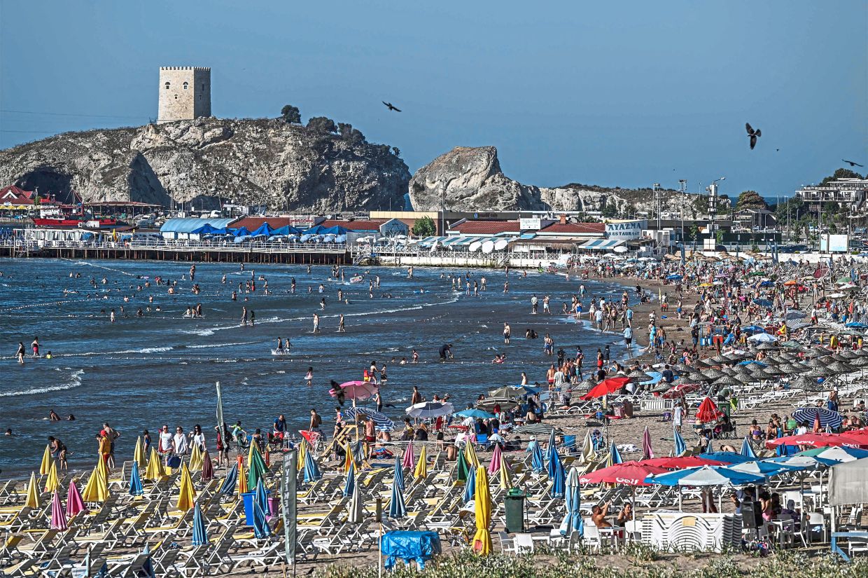How locals are swimming between continents in Istanbul - Vimarsana News