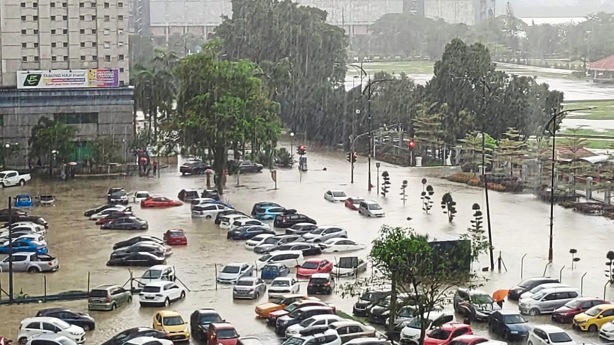 Flood-hit Jalan Ayer Molek near Menara Tabung Haji in Johor Baru. —Photo from Facebook